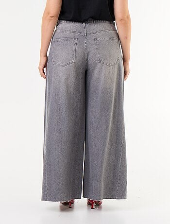 Jeans wide leg e con bordo a taglio vivo