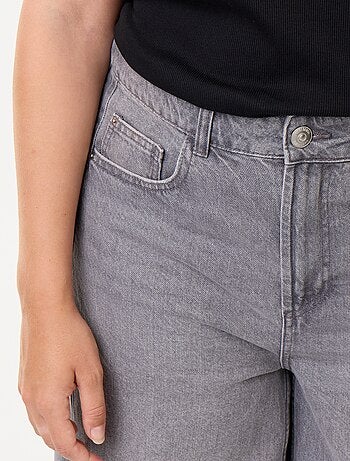 Jeans wide leg e con bordo a taglio vivo