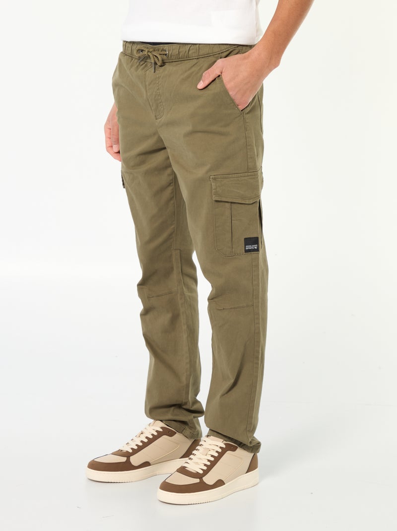 Jogpant con tasche con patta KAKI - Kiabi