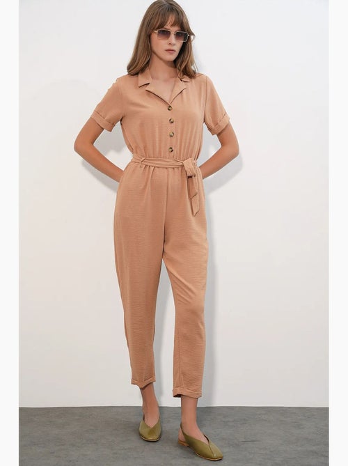 Jumpsuit tinta unita in tessuto con colletto a camicia e dettaglio fiocco bdart - Kiabi Jumpsuit tinta unita in tessuto con colletto a camicia e dettaglio fiocco bdart - Kiabi