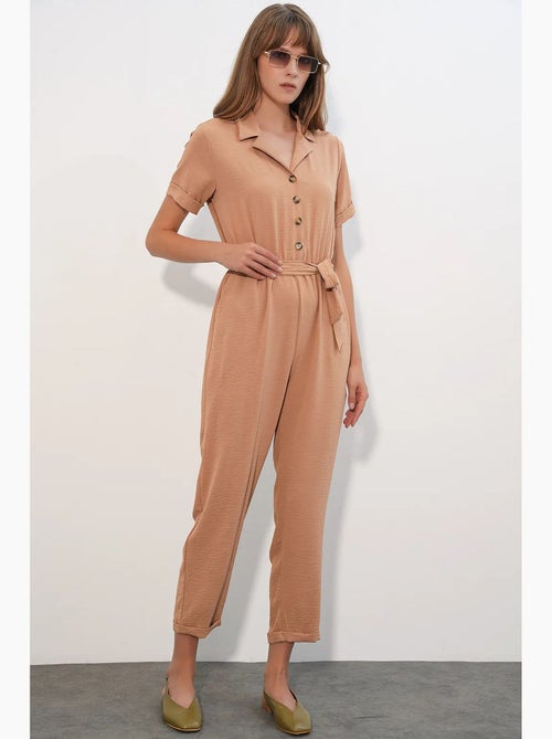 Jumpsuit tinta unita in tessuto con colletto a camicia e dettaglio fiocco bdart - Kiabi Jumpsuit tinta unita in tessuto con colletto a camicia e dettaglio fiocco bdart - Kiabi