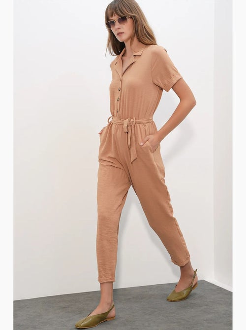 Jumpsuit tinta unita in tessuto con colletto a camicia e dettaglio fiocco bdart - Kiabi Jumpsuit tinta unita in tessuto con colletto a camicia e dettaglio fiocco bdart - Kiabi