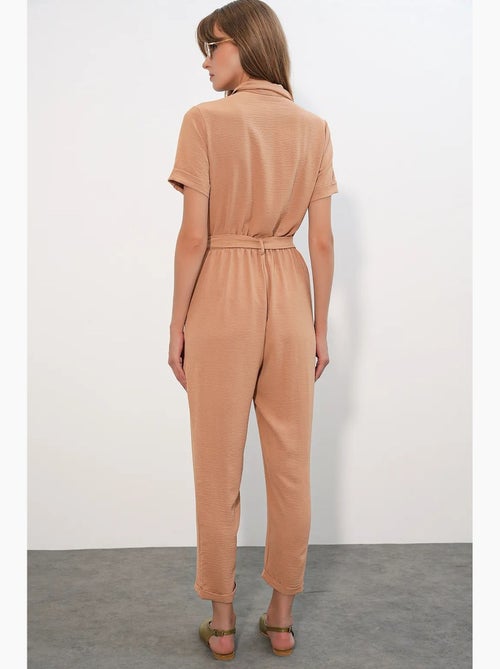 Jumpsuit tinta unita in tessuto con colletto a camicia e dettaglio fiocco bdart - Kiabi Jumpsuit tinta unita in tessuto con colletto a camicia e dettaglio fiocco bdart - Kiabi