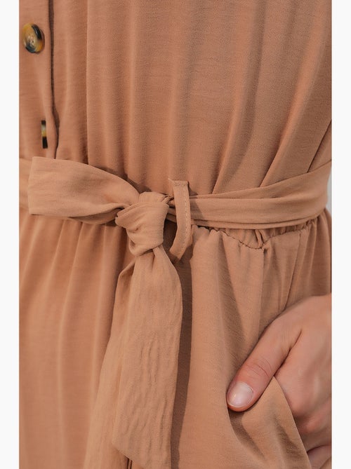 Jumpsuit tinta unita in tessuto con colletto a camicia e dettaglio fiocco bdart - Kiabi Jumpsuit tinta unita in tessuto con colletto a camicia e dettaglio fiocco bdart - Kiabi