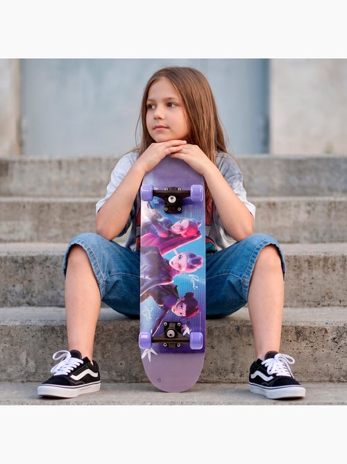 Kpop demon hunters skateboard in legno portata massima 50 kg + 5 anni - Kiabi Kpop demon hunters skateboard in legno portata massima 50 kg + 5 anni - Kiabi