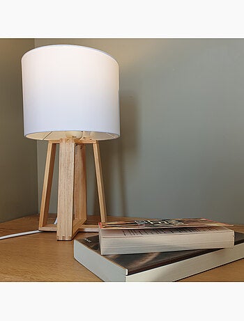 Lampada a treppiede in stile scandinavo