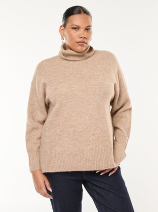 Lupetto caldo con spacchetti sul fondo