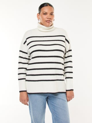 Lupetto caldo con spacchetti sul fondo