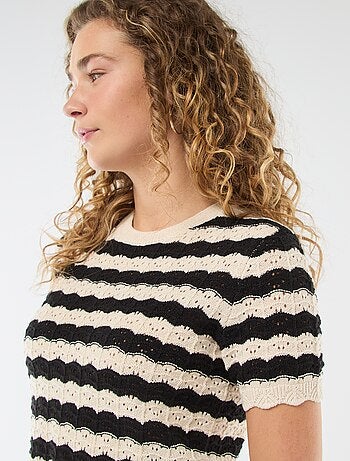 Maglia all'uncinetto a maniche corte