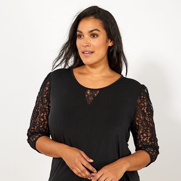 maglia con scritta sul collo