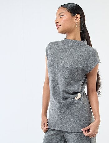 Maglia smanicata con collo alto