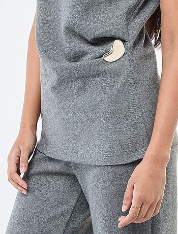 Maglia smanicata con collo alto