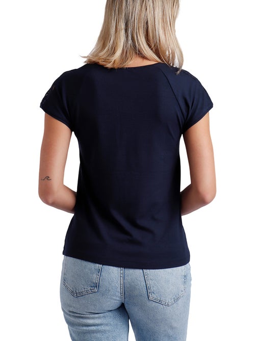 Maglietta a maniche corte con spalle in pizzo da donna ADMAS - Kiabi Maglietta a maniche corte con spalle in pizzo da donna ADMAS - Kiabi