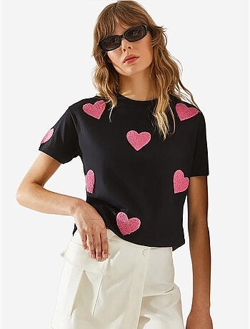 Maglietta basic con ricamo a cuore lucci