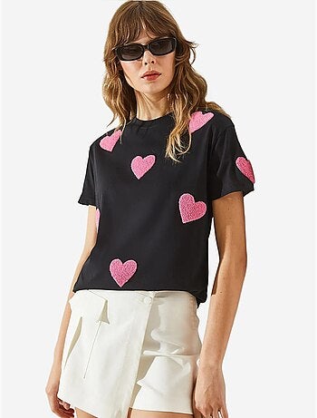 Maglietta basic con ricamo a cuore lucci