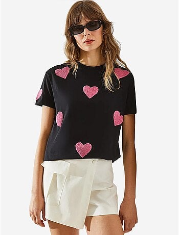 Maglietta basic con ricamo a cuore lucci