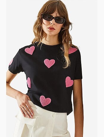 Maglietta basic con ricamo a cuore lucci