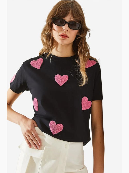 Maglietta basic con ricamo a cuore lucci - Kiabi Maglietta basic con ricamo a cuore lucci - Kiabi
