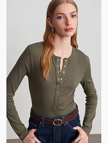 Blusa a coste con scollo rotondo e bottoni dilvin