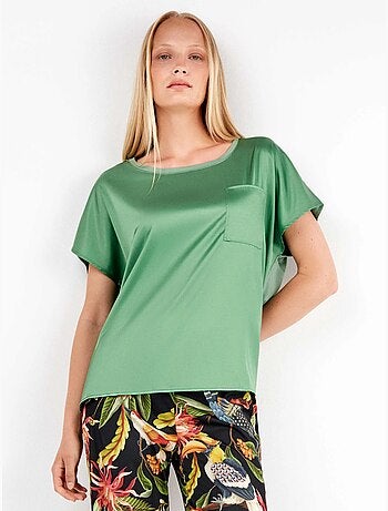 Maglietta in tessuto satin in toni di lampone o verde smeraldo