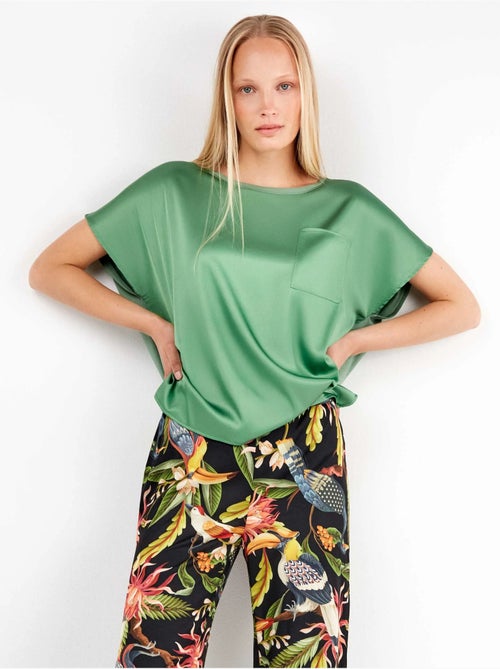 Maglietta in tessuto satin in toni di lampone o verde smeraldo - Kiabi