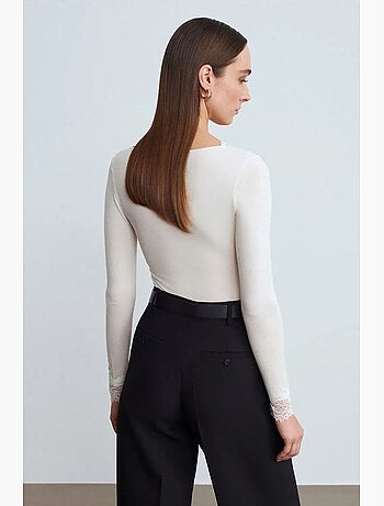 Blusa slim fit con scollo a v in pizzo dilvin