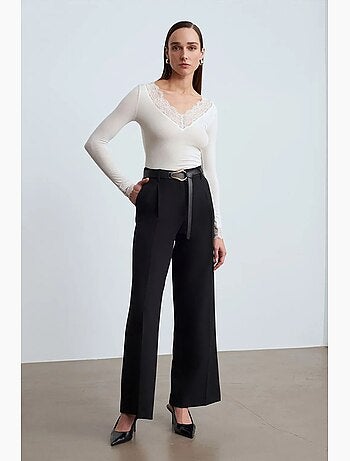 Blusa slim fit con scollo a v in pizzo dilvin