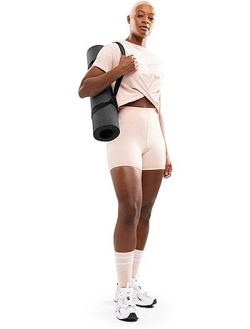 Maglietta sportiva annodata in vita da donna fitness donna space