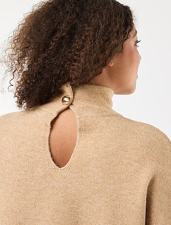 Maglione a collo alto con dettaglio gioiello sulla schiena