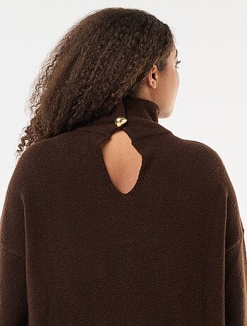 Maglione a collo alto con dettaglio gioiello sulla schiena