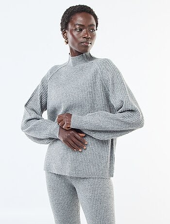 Maglione a coste a maniche lunghe e collo alto