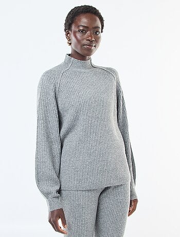 Maglione a coste a maniche lunghe e collo alto