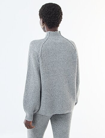 Maglione a coste a maniche lunghe e collo alto