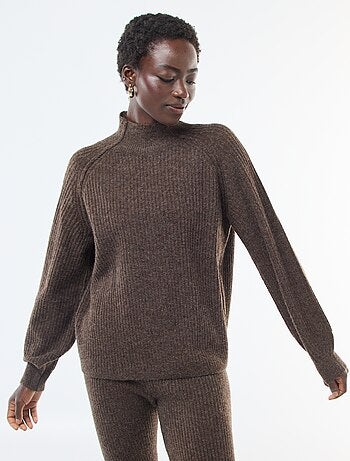 Maglione a coste a maniche lunghe e collo alto