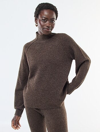 Maglione a coste a maniche lunghe e collo alto