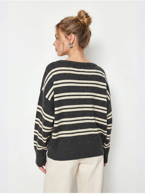 Maglione a coste a righe con scollo off-shoulder lucci - Kiabi Maglione a coste a righe con scollo off-shoulder lucci - Kiabi