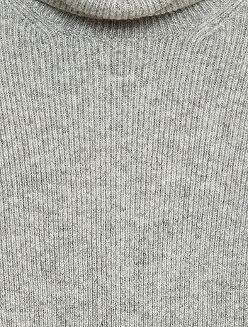 Maglione a coste tinta unita con collo alto