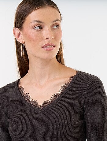 Maglione a costine con scollo a V e pizzo