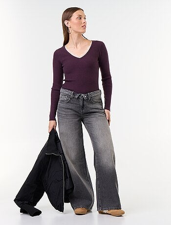 Maglione a costine con scollo a V e pizzo