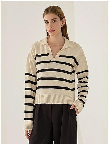Maglione a righe con colletto polo