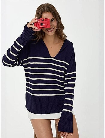 Maglione a righe con scollo a V