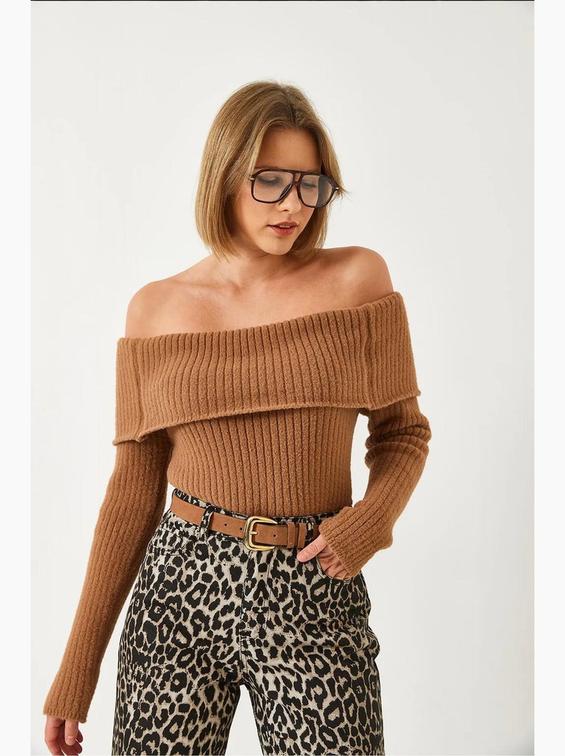 Maglione aderente in maglia a coste con scollo off-shoulder e dettaglio ripiegato lucci Cammello - Kiabi