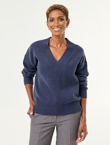 Maglione con ampio scollo a V in maglia a coste