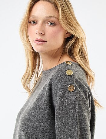 Maglia con bottoni decorativi dorati sulla spalla