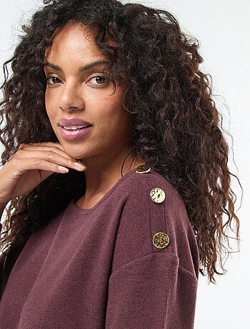 Maglia con bottoni decorativi dorati sulla spalla