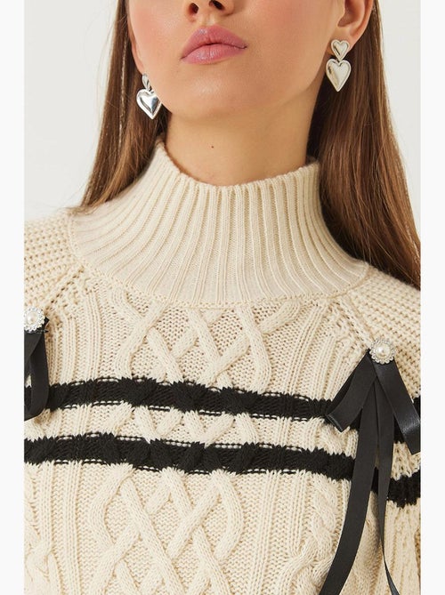 Maglione con colletto di perline e fiocco lucci - Kiabi Maglione con colletto di perline e fiocco lucci - Kiabi