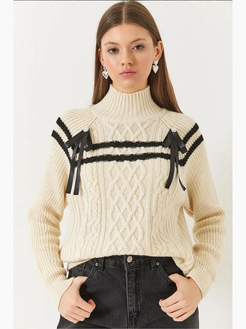 Maglione con colletto di perline e fiocco lucci - Kiabi Maglione con colletto di perline e fiocco lucci - Kiabi