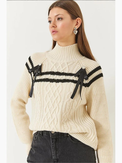 Maglione con colletto di perline e fiocco lucci - Kiabi Maglione con colletto di perline e fiocco lucci - Kiabi
