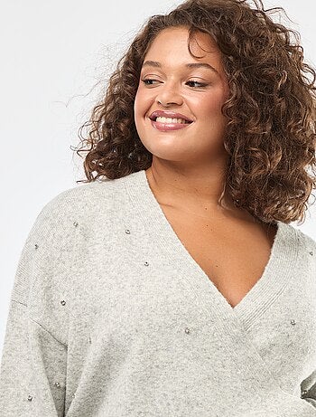 Maglione con scollo a cuore incrociato e strass decorativi