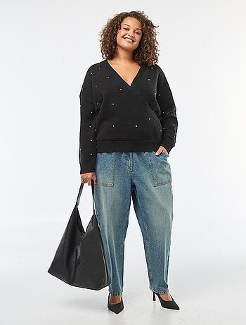 Maglione con scollo a cuore incrociato e strass decorativi